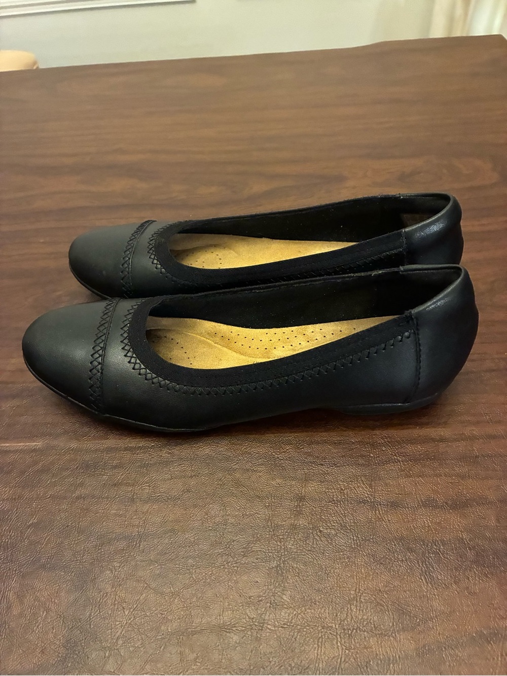 Clarks Black Women's Slip-On Ballet Flats with Stitch Detail Size 9 - Picture 2 of 5